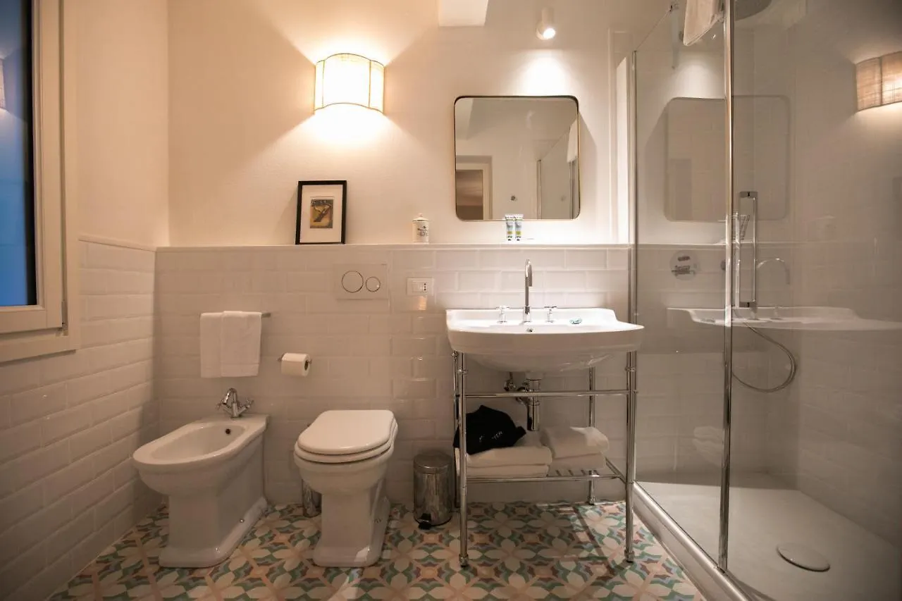 Bed & Breakfast Lunaria Suites - Fyodor Dostoyevsky'S House Florence Italië